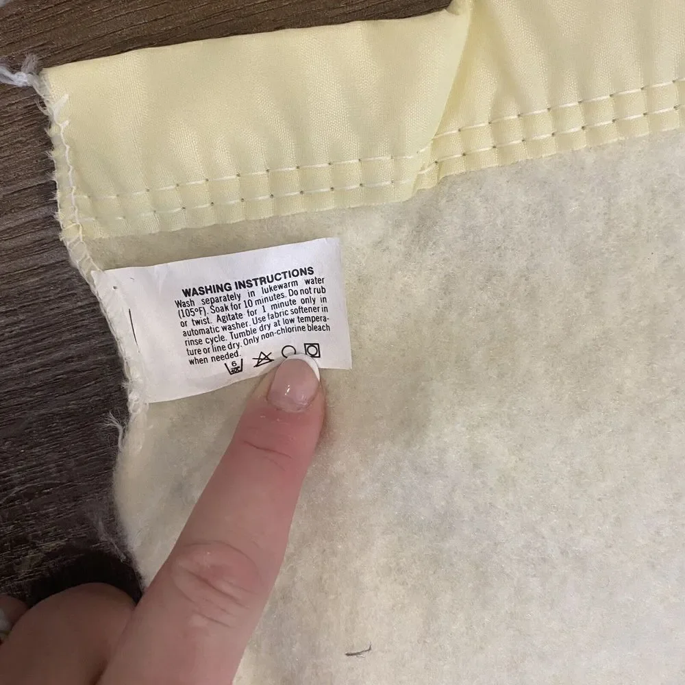 Cannon Mills Blanket 68x92 Satin Trim USA Acrylic‎ Yellow Cream Color twin